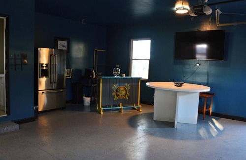 Gilbert House | Lakefront 5BR Home w/Jacuzzi and Outdoor Grill