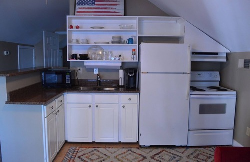 Gilbert House | Lakefront 5BR Home w/Jacuzzi and Outdoor Grill