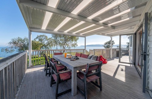 Waitahanui House | Lakefront at 5 Mile - right on the lake!
