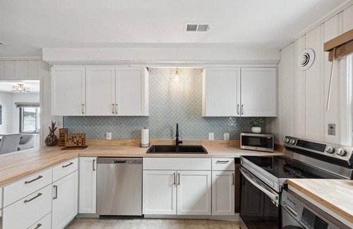 Waterford Cottage | Lakefront Beach Cottage on Private All Sports Elizabeth Lake.