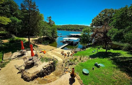 Camdenton House | Lakefront Cabin-4bd3badockhottubfirepitkayaks