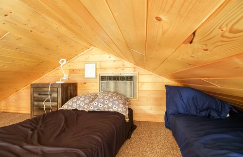 Backus Cabin | Lakefront Cabin w/Deck, Games, & Views!