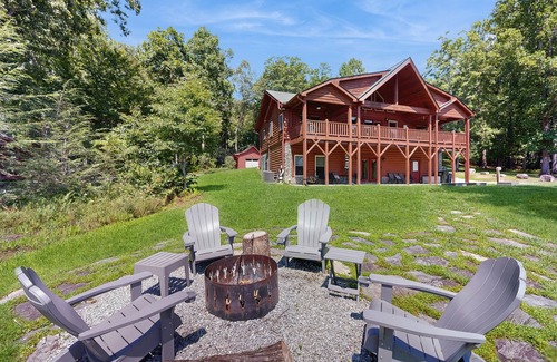 Mills River Cabin | Lakefront cabin with a balcony, firepit, wet bar, washer/dryer, dock, & AC