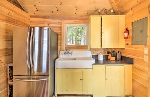 Oxford Cottage | Lakefront Cottage: Boat Dock, Patio & Kayaks!