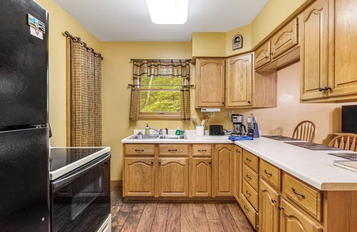 Mercer House | Lakefront dog-friendly gem with private dock, wood stove, large deck & free WiFi