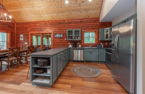 North Glade Hills House | Lakefront Dog Friendly Log Home w/Hot Tub