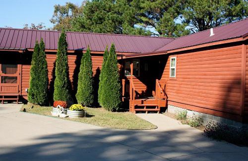 Cadiz House | Lakefront Escape for 8 with Dock & Cozy Cabin Vibes