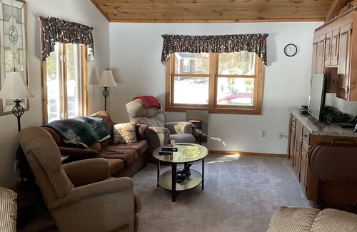 Oxford House | Lakefront home on the western shore of Thompson Lake
