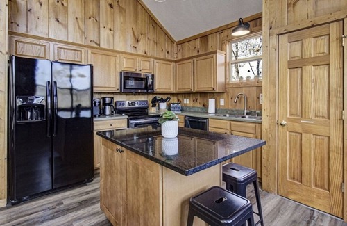 Flat Hollow Marina House | Lakefront home that can sleep 15 with private dock and hot tub in private cove!