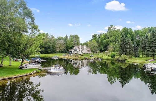 Farwell House | Lakefront Home w/big yard and breathtaking views
