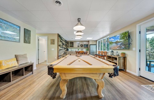 Huddleston House | Lakefront Home with Hot Tub