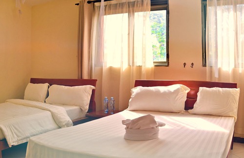 Entebbe Hotel | Lakefront Hotel Entebbe