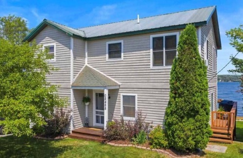 East Jordan House | Lakefront house on Lake Charlevoix South Arm