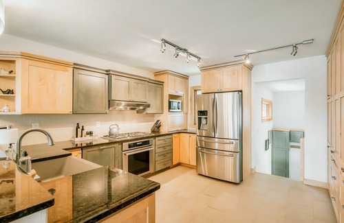 Plymouth Cottage | Lakefront Koselig Cottage - Modern 3B Retreat