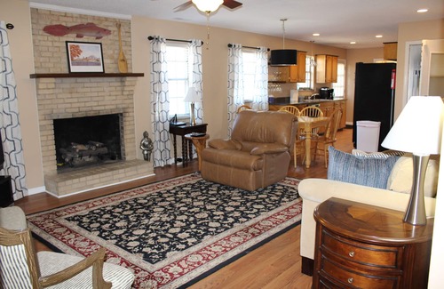 Middle Valley House | Lakefront, large yard, close to Chattanooga, 9 beds, private dock, pets ok