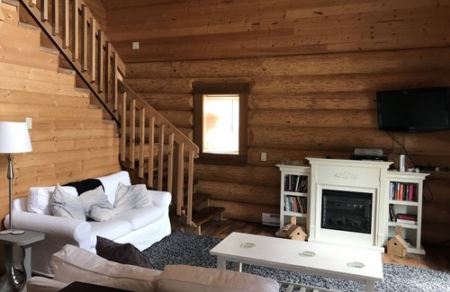 Lake Cowichan Hotel | Lakefront Log Cabin - Beaver Lake Resort - Legal short term rental