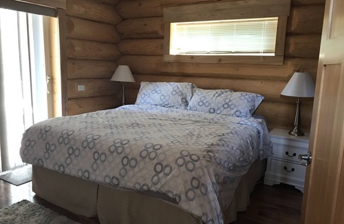 Lake Cowichan Hotel | Lakefront Log Cabin - Beaver Lake Resort - Legal short term rental