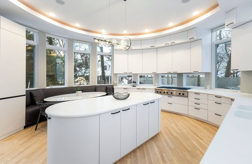 Union Pier House | Lakefront Luxury, Private Beach & Pool, Tennis