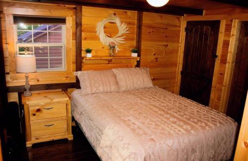 Cadiz House | Lakefront Retreat for 8 with Fire Pit & Cozy Cabin Vibes