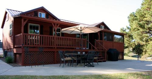 Cadiz House | Lakefront Retreat for 8 with Fire Pit & Cozy Cabin Vibes