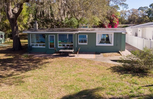 Casselberry House | Lakefront Retreat ~ Kayak ~ Fish ~ Relax ~ Unwind