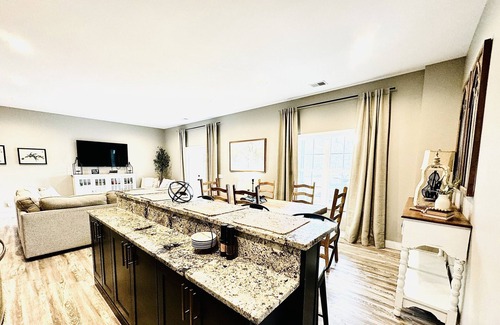 Cedar Bluff House | Lakefront|Sauna|Hot Tub|Fire Pit|Kayaks and more!