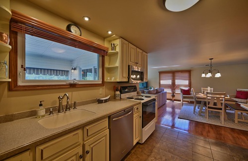 Factoryville House | Lakefront Tranquility near Elk Mountain