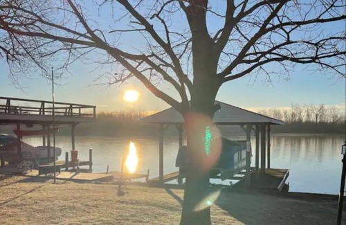 Saint Johns House | Lakefront views at our Long Island Lookout!
