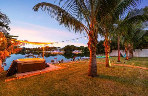North Miami Beach House | Lakefront Villa Tropical Backy