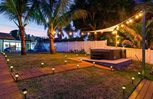 North Miami Beach House | Lakefront Villa Tropical Backy