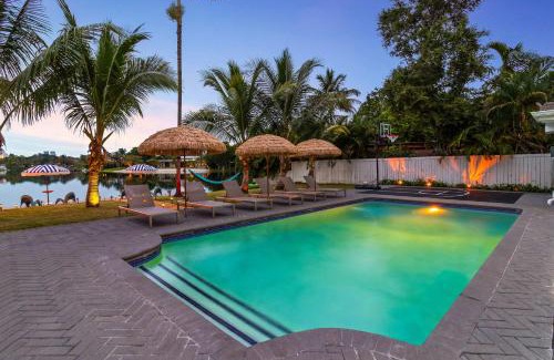 North Miami Beach House | Lakefront Villa Tropical Backy