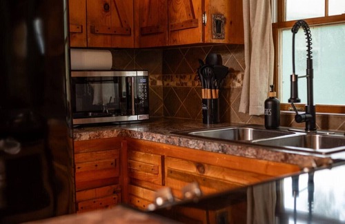 Auburndale House | Lakefront w/Jacuzzi, Games, Loft + Sleeps 12!