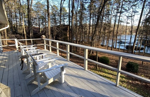 Martin House | Lakehouse on Hartwell. Peace & quiet. Fish, grill, kayaks & more.