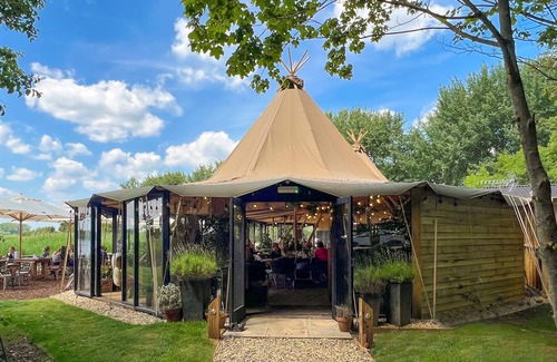 Lechlade House | Lakes by Yoo holiday house rental with shared indoor pool, internet access