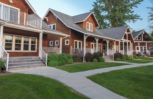 Dover Bay House | Lakeshore Retreat - 1 Bedroom and Loft 1 Bath Parkside Bungalow