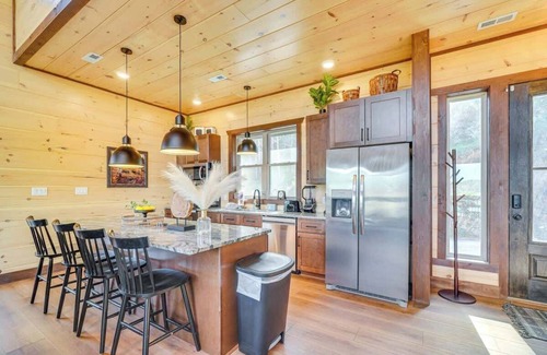 Sevierville Cabin | Lakeside Bear Lodge S