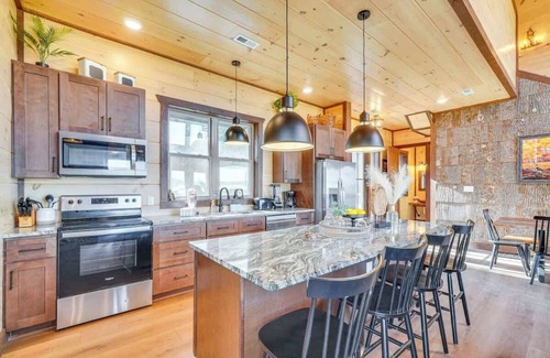 Sevierville Cabin | Lakeside Bear Lodge S