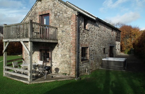 Callington Cottage | Lakeside cottage - tranquil water views, free fishing & hot tub
