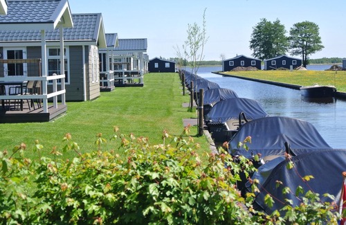 Zuideinde Cottage | Lakeside Cottage with Boat