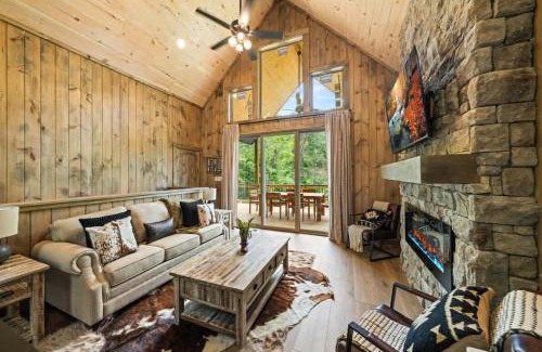Sevierville House | Lakeside Country - Hot Tub Retreat with Lake Access