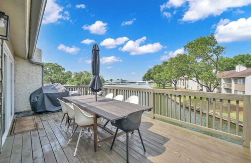 Walden on Lake Conroe House | Lakeside Getaway * Quiet Canal * 2 Story Deck - 4 Bdrm Townhouse