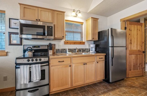 Dover Bay House | Lakeside Hideaway - Lakefront 1 Bedroom Beach