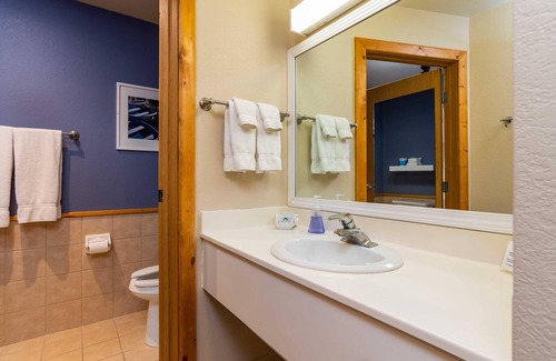 Nisswa Resort | Lakeside Lodge 2 Queen w/Jacuzzi on Gull Lake- Fireplace-Balcony - Pet Friendly!