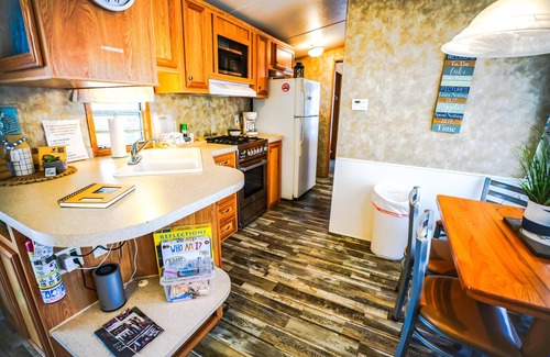 Eddyville Cabin | Lakeside Place 2 (Sleeps 1-4) - Tiny living space with a queen and full size beds overlooking Lake Barkley.