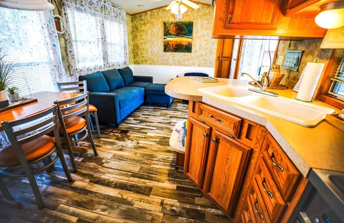 Eddyville Cabin | Lakeside Place 2 (Sleeps 1-4) - Tiny living space with a queen and full size beds overlooking Lake Barkley.
