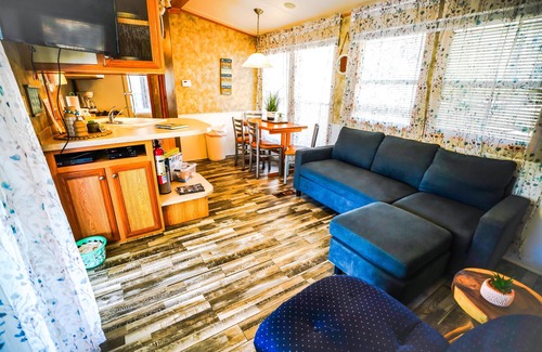 Eddyville Cabin | Lakeside Place 2 (Sleeps 1-4) - Tiny living space with a queen and full size beds overlooking Lake Barkley.