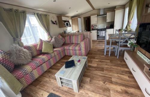 Tattershall House | Lakeside Retreat 1 with hot tub, private fishing peg situated at Tattershall Lakes Country Park