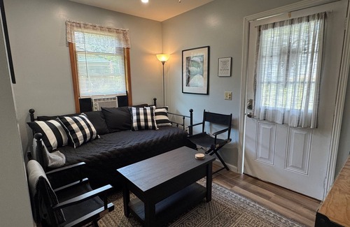 Maryland House | Lakeside Suite - private guest house suite on Goodyear Lake