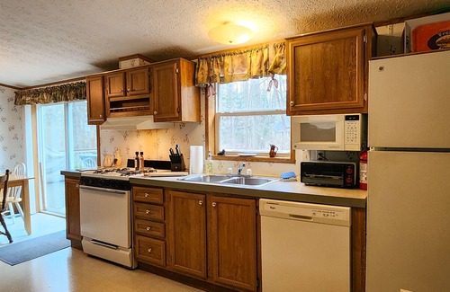 Lakeside House | Lakeside Summer Cottage: Experience the Beauty of Autumn Just Steps from the Beach!