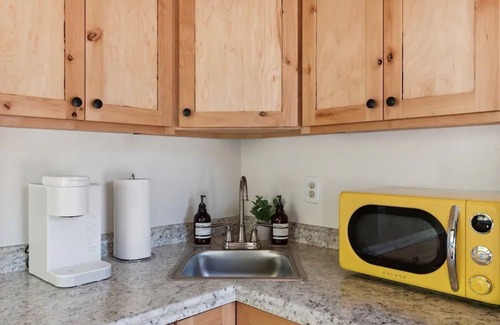 Lakeside Cottage | Lakeside’s Cozy Tiny House Escape - Walk to Beach & Downtown - Pet-Friendly